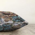 - Rasel-K12425-Gorsel-2 - Realhomes Realhomes Karakelem Çizimli Renklendirilmiş Gül Çiçek Motifli Dijital Baskılı Yastık Kırlent Kılıfı Realhomes