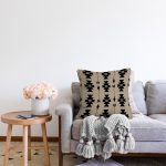 - Rasel-K12450-Gorsel-1 - Realhomes  Realhomes Krem Zemin Siyah İskandinav Fraktal Tasarımlı Dekoratif Yastık Kırlent Kılıfı Realhomes