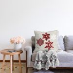 - Rasel-K12452-Gorsel-1 - Realhomes  Realhomes Krem Petek Zeminli Bordo Kar Taneleri Özel Tasarım Dijital Baskılı Yastık Kırlent Kılıfı Realhomes