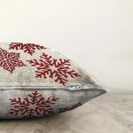 - Rasel-K12452-Gorsel-2 - Realhomes  Realhomes Krem Petek Zeminli Bordo Kar Taneleri Özel Tasarım Dijital Baskılı Yastık Kırlent Kılıfı Realhomes