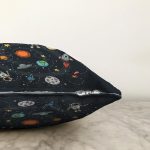 - Rasel-Kc10523-Gorsel-2 - Realhomes Realhomes Uzayı Öğrenelim Eğitici Oyun Tasarımlı Çocuk & Genç Odası Modern Yastık Kırlent Kılıfı Realhomes