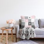 - Rasel-Kc10546-Gorsel-1 - Realhomes Realhomes Renkli Kareler Geometrik Tasarımlı Çocuk & Genç Odası Modern Yastık Kırlent Kılıfı Realhomes