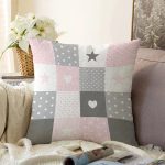 - Rasel-Kc10546-Gorsel - Realhomes Realhomes Renkli Kareler Geometrik Tasarımlı Çocuk & Genç Odası Modern Yastık Kırlent Kılıfı Realhomes