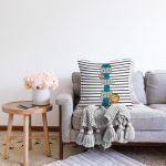 - Rasel-Kc10553-Gorsel-1 - Realhomes Realhomes Çizgili Zemin Aslan Kuşlar Seksek Tasarımlı Çocuk & Genç Odası Modern Yastık Kırlent Kılıfı Realhomes