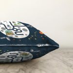 - Rasel-Kc10576-Gorsel-2 - Realhomes Realhomes Uzay Motifli Geliştici Yol Tasarımlı Çocuk & Genç Odası Modern Yastık Kırlent Kılıfı Realhomes