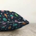 - Rasel-Kc10590-Gorsel-2 - Realhomes Realhomes Uzay Temalı Öğretici Harf Tasarımlı Çocuk & Genç Odası Modern Yastık Kırlent Kılıfı Realhomes