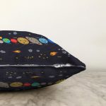 - Rasel-Kc10600-Gorsel-2 - Realhomes Realhomes Eğitici Güneş Sistemi Tasarımlı Çocuk & Genç Odası Modern Yastık Kırlent Kılıfı Realhomes