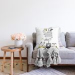 - Rasel-Kc10616-Gorsel-1 - Realhomes Realhomes Beyaz Zeminli Sevimli Ayılar Eğitici Yol Tasarımlı Çocuk & Genç Odası Modern Yastık Kırlent Kılıfı Realhomes