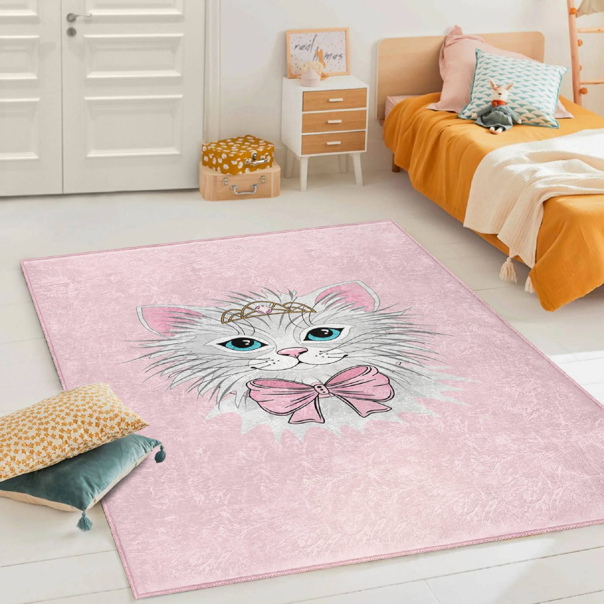 Pembe Zeminde Sevimli Kedicik Çocuk & Genç Odası Makinede Yıkanabilir Kaymaz Tabanlı Dikdörtgen & Kare Dekoratif Özel Ölçü Çocuk Halısı Realhomes