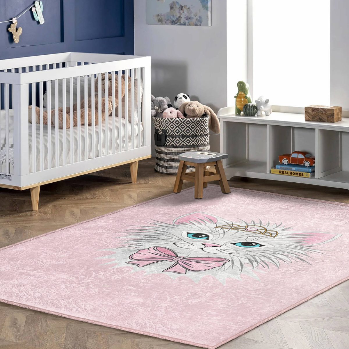 Pembe Zeminde Sevimli Kedicik Çocuk & Genç Odası Makinede Yıkanabilir Kaymaz Tabanlı Dikdörtgen & Kare Dekoratif Özel Ölçü Çocuk Halısı Realhomes