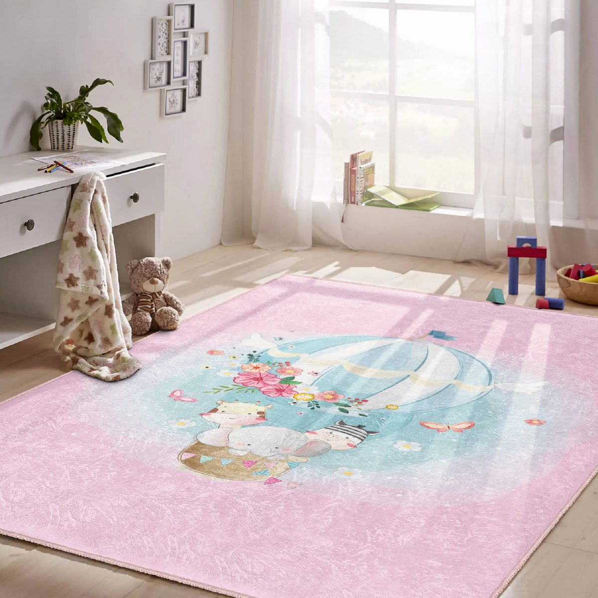 Pembe Zeminde Uçan Balon Desenli Çocuk & Genç Odası Makinede Yıkanabilir Kaymaz Tabanlı Özel Ölçü Dikdörtgen Pamuk Tabanlı Çocuk Halısı Realhomes