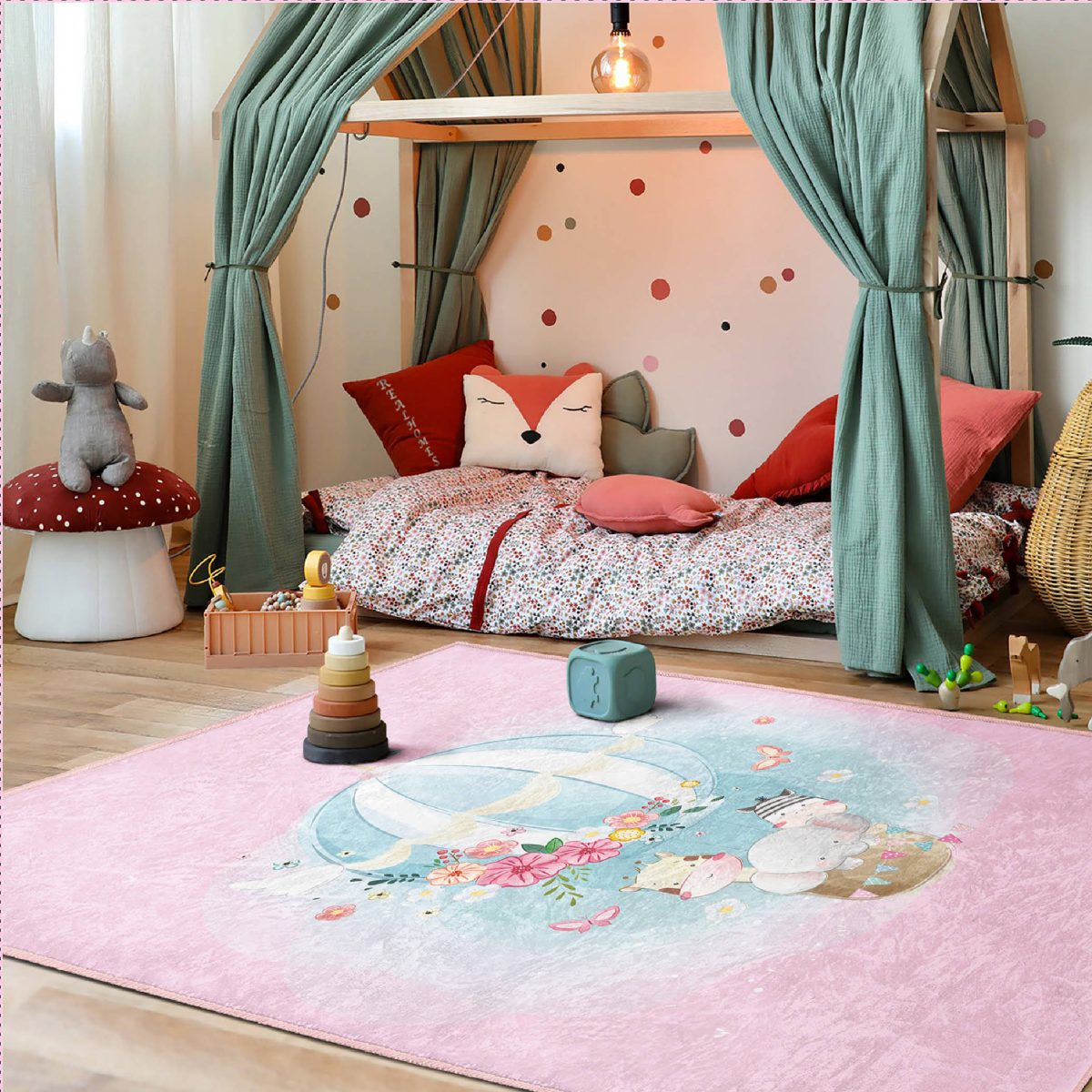Pembe Zeminde Uçan Balon Desenli Çocuk & Genç Odası Makinede Yıkanabilir Kaymaz Tabanlı Özel Ölçü Dikdörtgen Pamuk Tabanlı Çocuk Halısı Realhomes