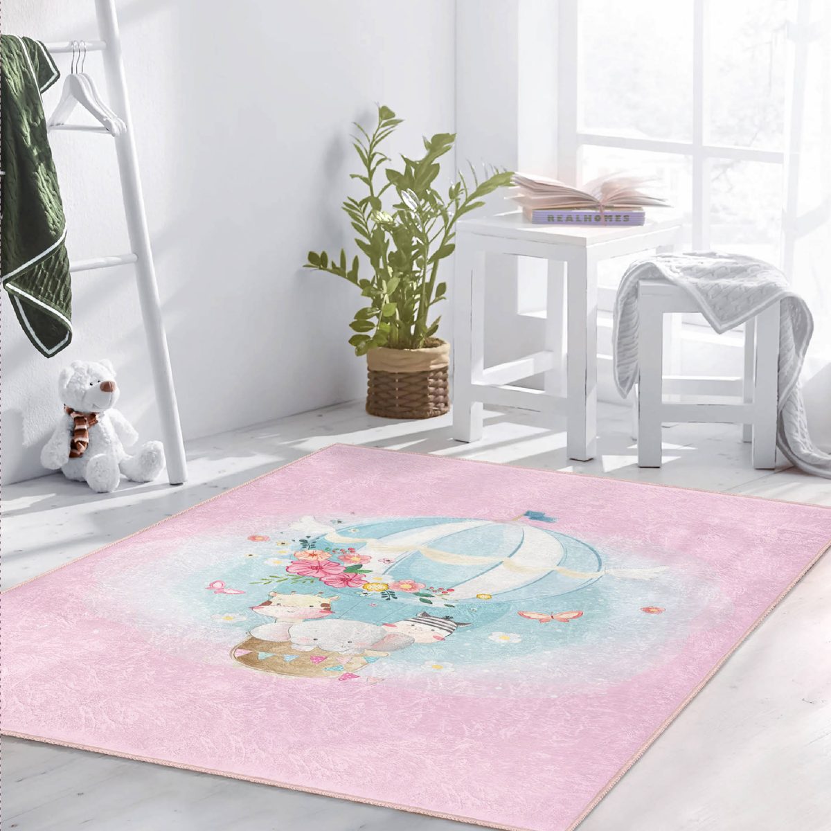 Pembe Zeminde Uçan Balon Desenli Çocuk & Genç Odası Makinede Yıkanabilir Kaymaz Tabanlı Özel Ölçü Dikdörtgen Pamuk Tabanlı Çocuk Halısı Realhomes