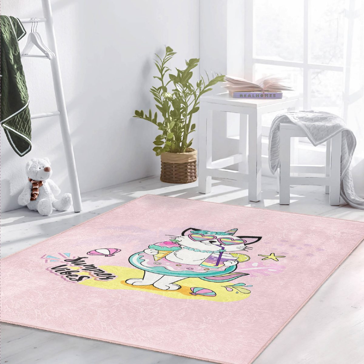 Pembe Zemin Tatil Temalı Sevimli Kedi Desenli Çocuk & Genç Odası Makinede Yıkanabilir Kaymaz Tabanlı Pamuk Tabanlı Dikdörtgen Özel Ölçü Çocuk Halısı Realhomes