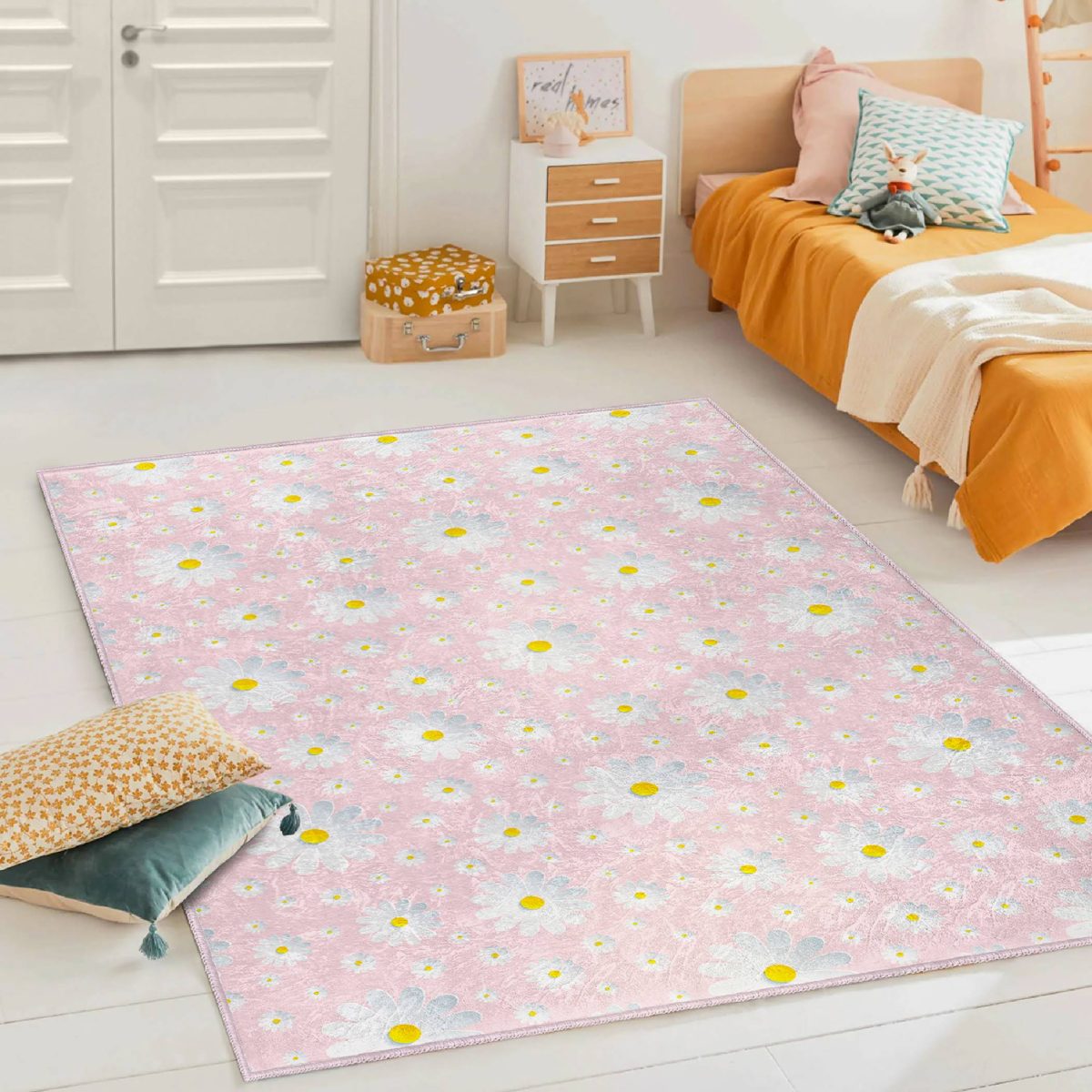 Pembe Zeminde Papatya Desenli Çocuk & Genç Odası Makinede Yıkanabilir Kaymaz Tabanlı Özel Ölçü Dekoratif Dikdörtgen & Kare Çocuk Odası Halısı Realhomes