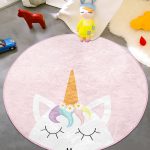 - RealHomes Dijital Baskılı Kaymaz Tabanlı Comfort Çocuk Odası Yuvarlak Halı - Realhomes Pembe Zeminde Unicorn Desenli Tasarımlı Çocuk & Genç Odası Makinede Yıkanabilir Kaymaz Tabanlı Yuvarlak Çocuk Halısı Realhomes
